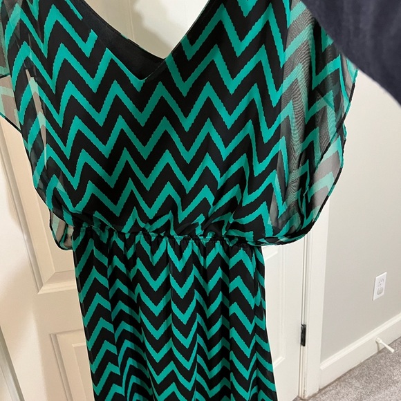 Buttons Green and Black zigzag mini dress. Size small - Picture 2 of 8